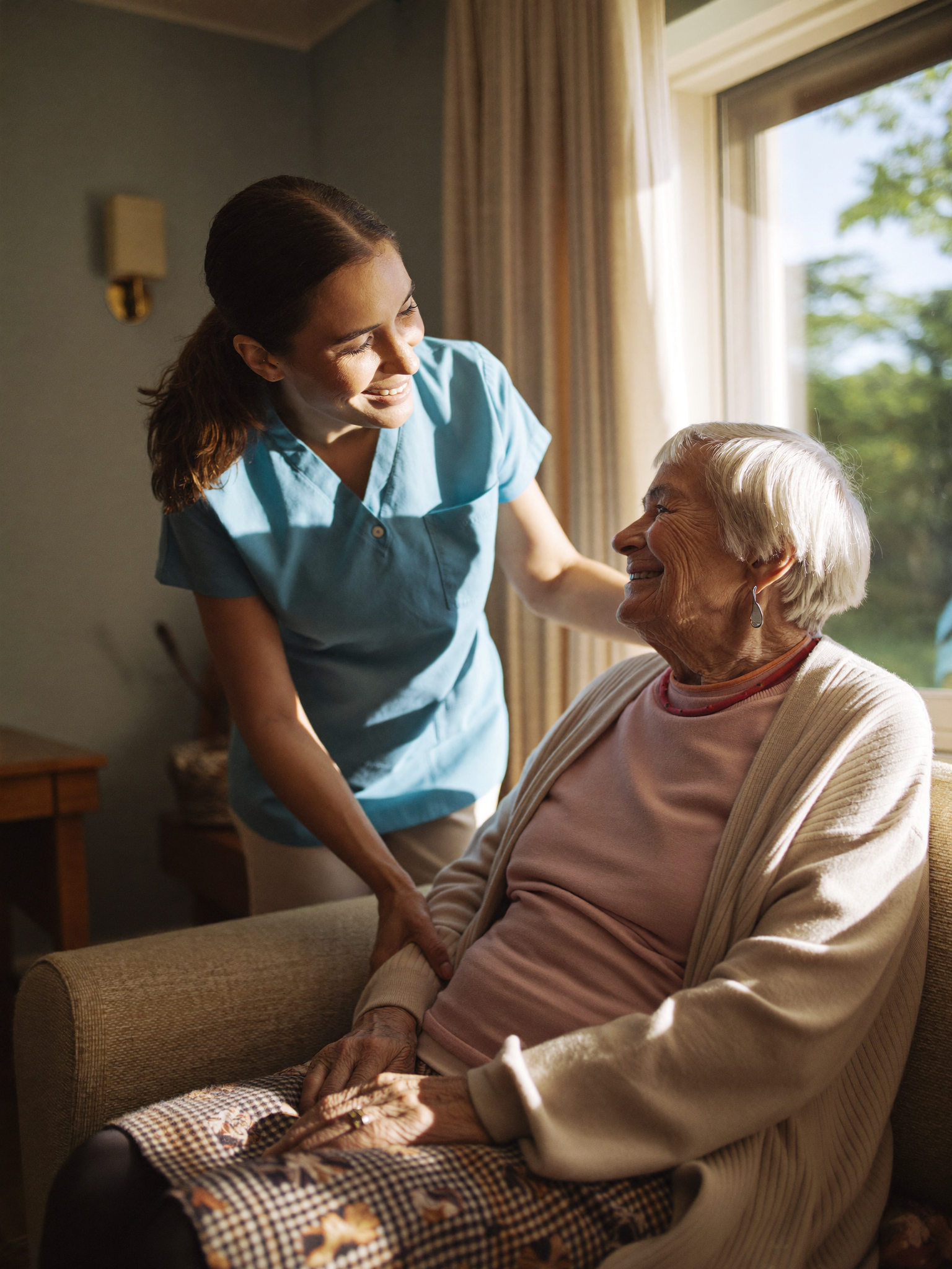 Betreuerin und Seniorin zuhause